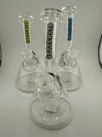 Highgrade Glass Beaker Rig 14mm 90° in multiple colors, showcasing handcrafted design for smooth dabbing experience.