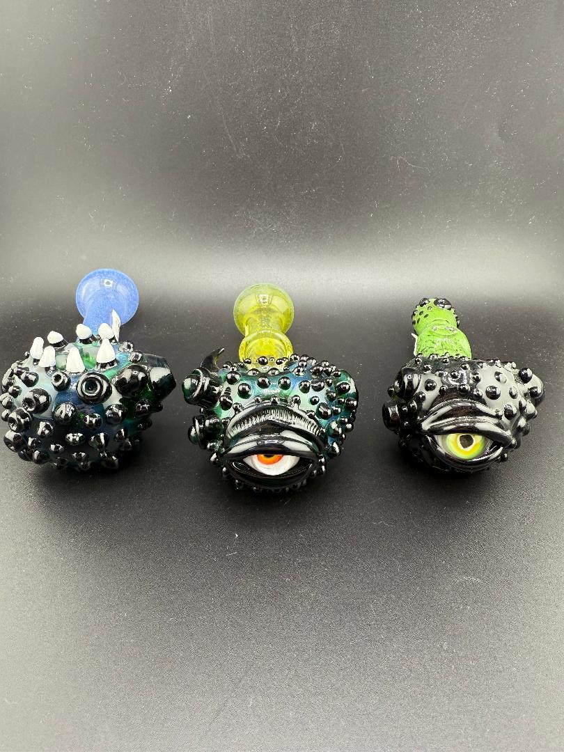 Crondo Glass Eye / Teeth Hand Pipe