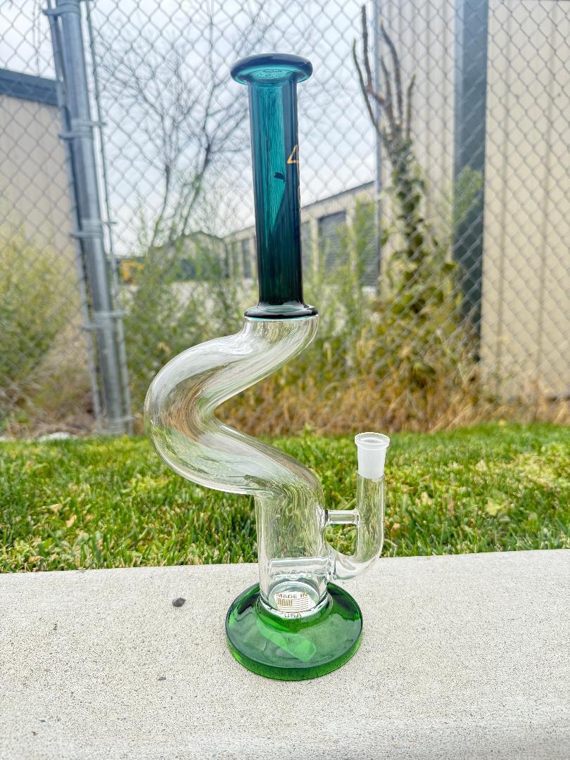Fly Glass Curved Straight Tube, 14mm 90°, dark green water pipe, sleek design, durable glass construction.