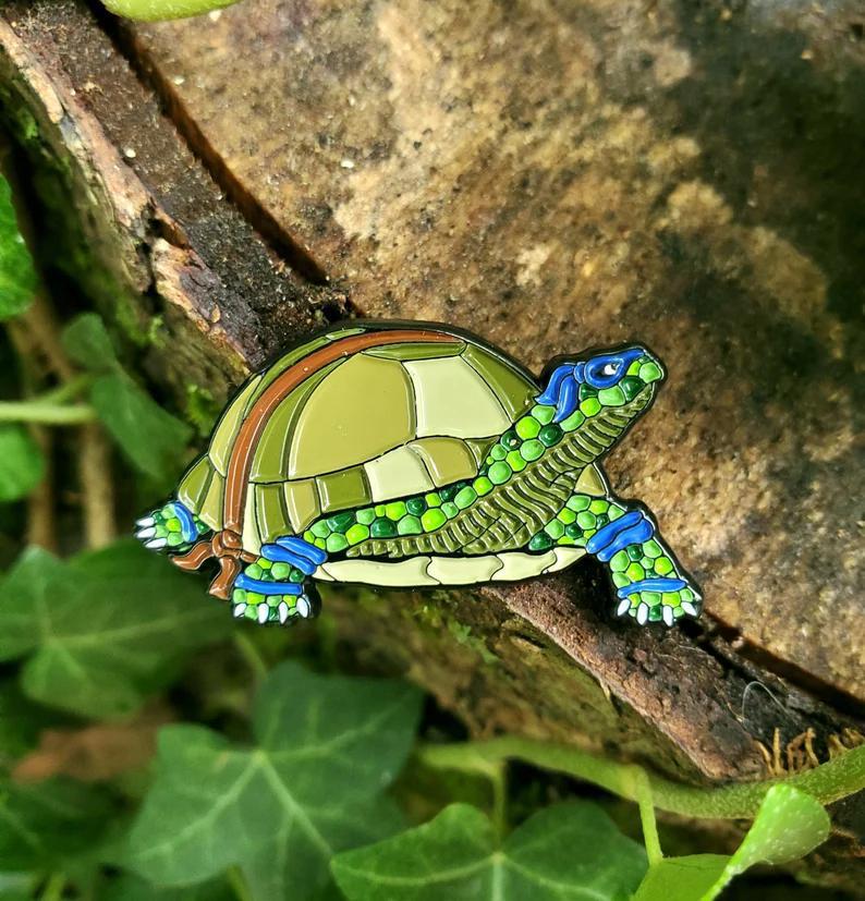 Kolorspun Ninja Turtle Pin