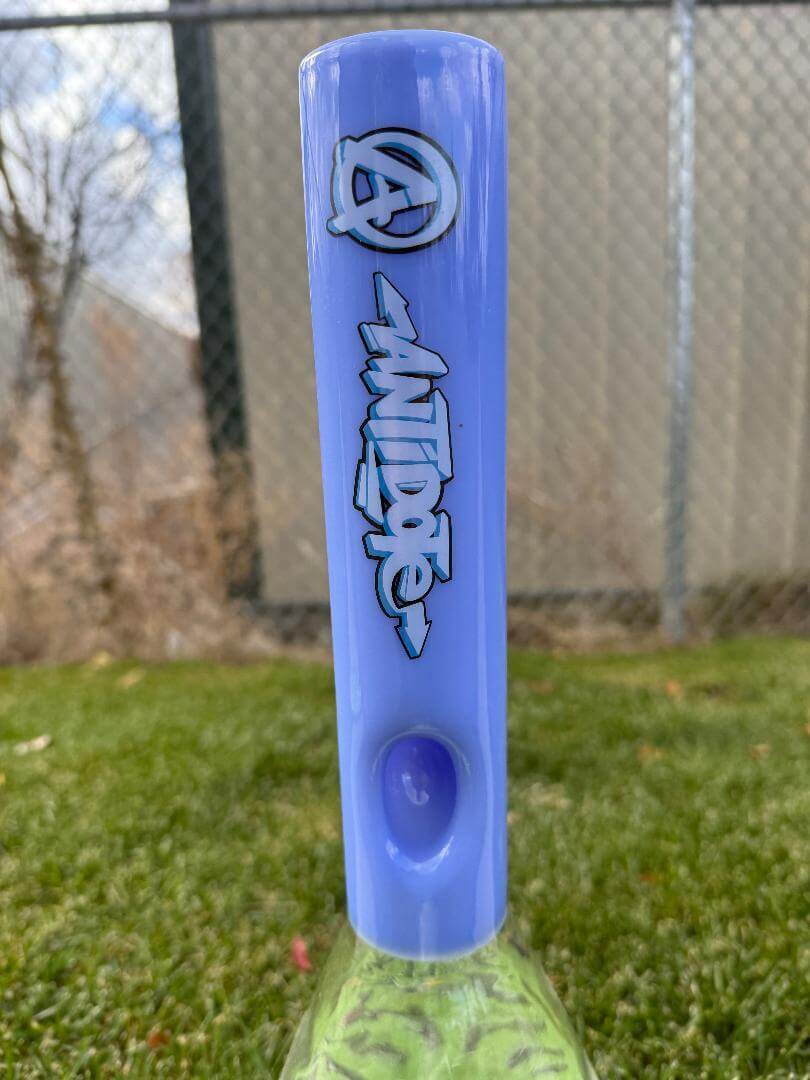 Antidote Glass Big Base Beaker Blue 14mm 45° close-up view showing the purple mouthpiece.