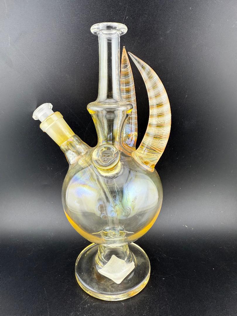 Brando Glass Horned Fumed Rig 10mm 90° – Unique hand-blown design with vibrant color shifts and horned accents.