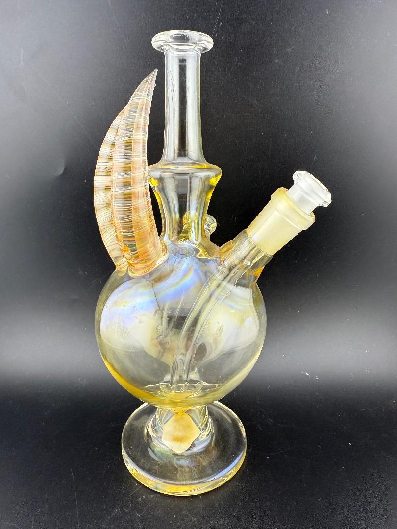 Brando Glass Horned Fumed Rig 10mm 90° - Unique hand-blown piece with vibrant colors and horned accents.