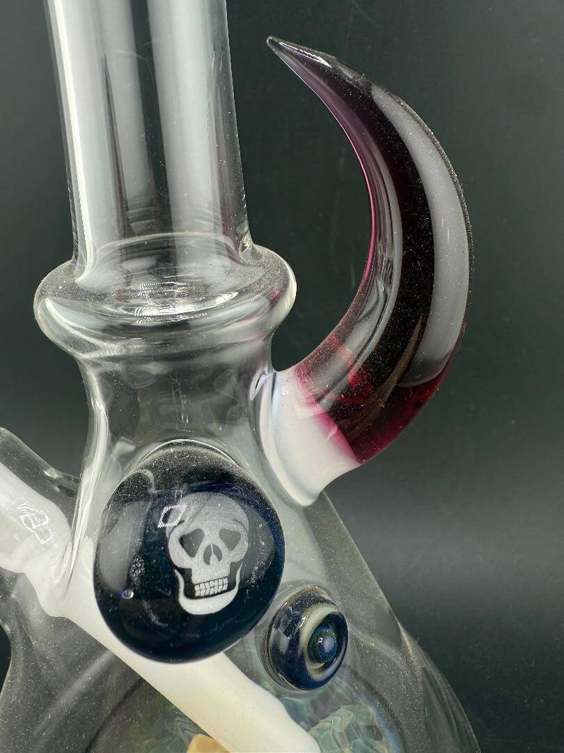 Brando Glass Mini Beaker - Royal Jelly Horn & Misfits Skull w/ White Down stem 10mm 45° showcasing unique design features.