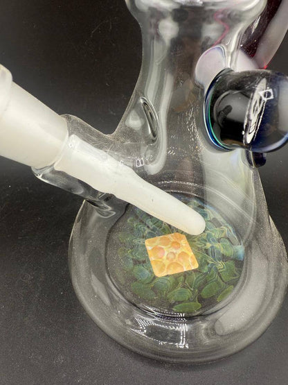 Brando Glass Mini Beaker - Royal Jelly Horn & Misfits Skull w/ White Down stem 10mm 45° close-up of down stem and interior design.