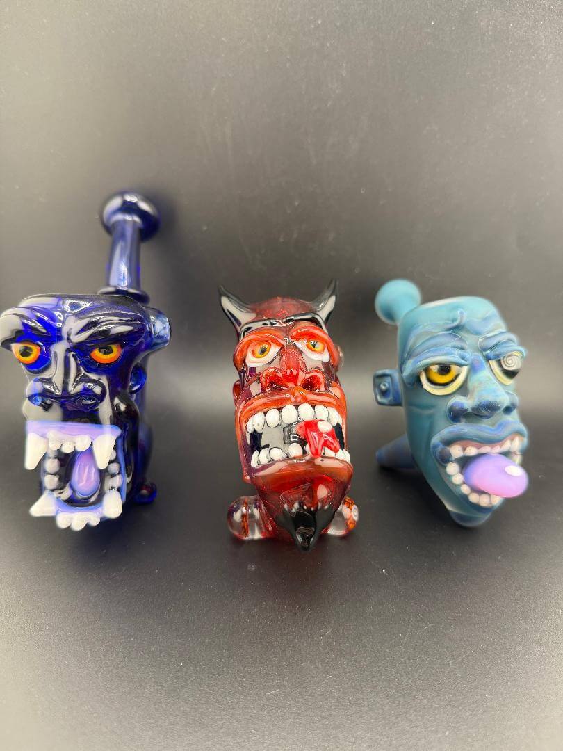 Crondo Face Pipe Sherlock, unique glass pipe with artistic designs featuring three distinct faces.