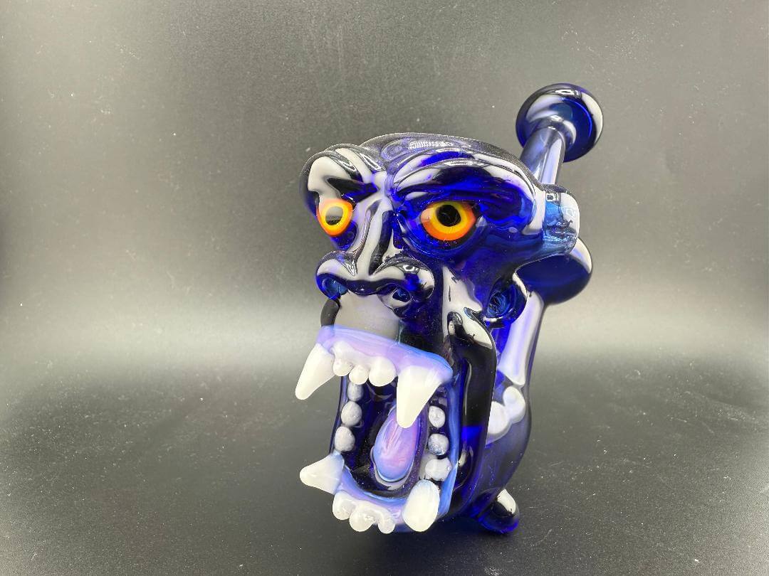 Crondo Face Pipe Sherlock designed with vibrant colors and a unique face sculpture for an eye-catching smoking experience.
