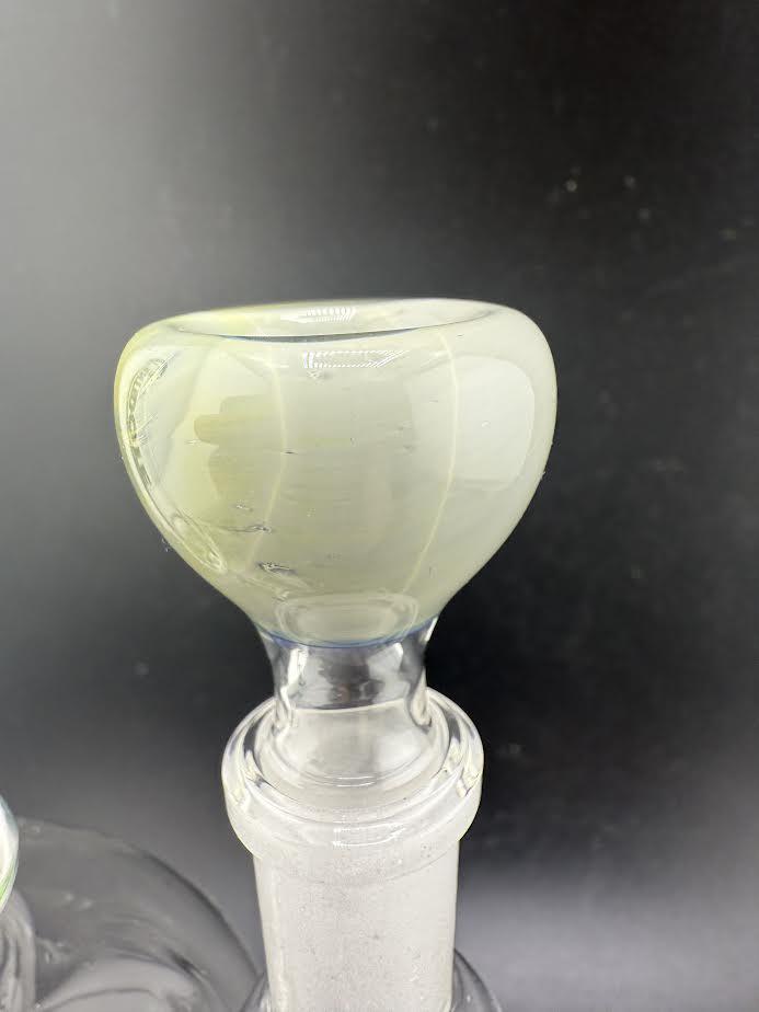 Filla John Basic Color 14mm bowl piece, durable glass design for smooth airflow and easy cleaning.