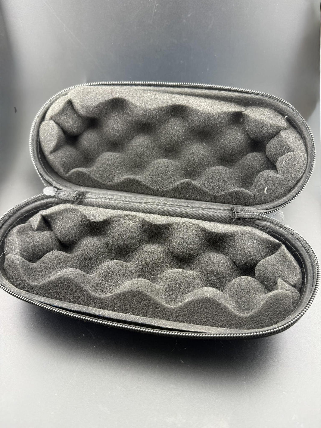 Interior foam padding of Pipe Case - Large for optimal protection of glass pieces and accessories.
