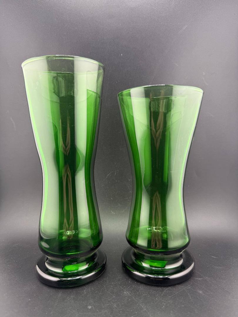 Mank Glass Cup / Pilsner Simple - Green set showcasing elegant design and vibrant green hue.