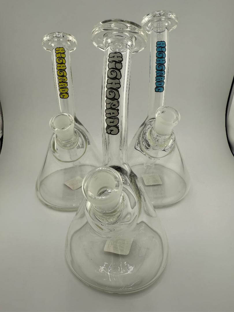 Highgrade Glass Beaker Rig 14mm 90° in multiple colors, showcasing handcrafted design for smooth dabbing experience.