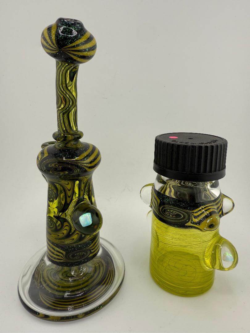 HighGrade Glass Black & Yellow Wig Wag Set 10mm 90°, handcrafted for premium dabbing experience, featuring vibrant swirl design.