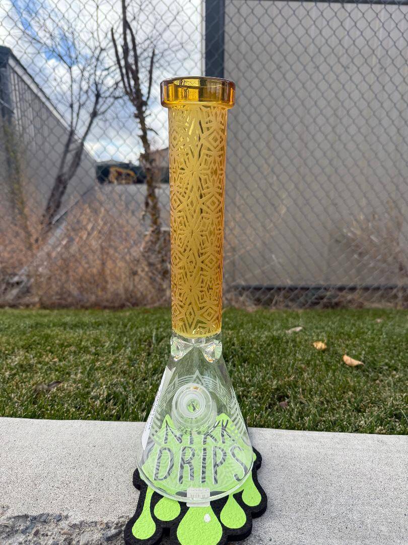 Import Frosted Stars Beaker 14mm 45° featuring a frosted star design and vibrant colors, perfect for smooth airflow.