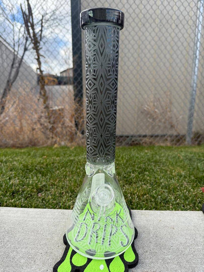 Import Frosted Stars Beaker 14mm 45° showcasing a unique geometric design on a grass background.