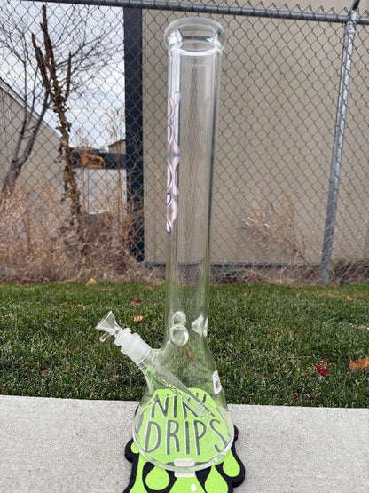 MAV Glass "18 Beaker 14mm 45° - American Flag featuring a clear design, standing tall on a green mat.