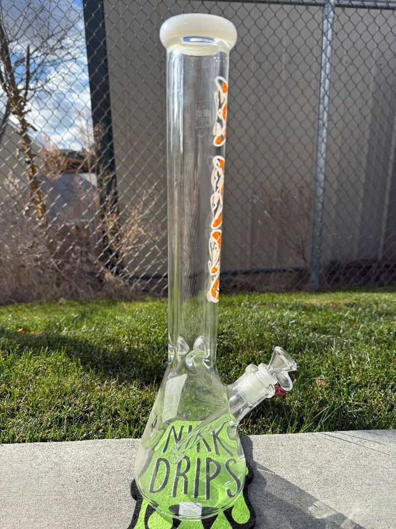 MAV Glass 9mm Thick 18" Beaker 14mm 45° - Pizza standing on green surface