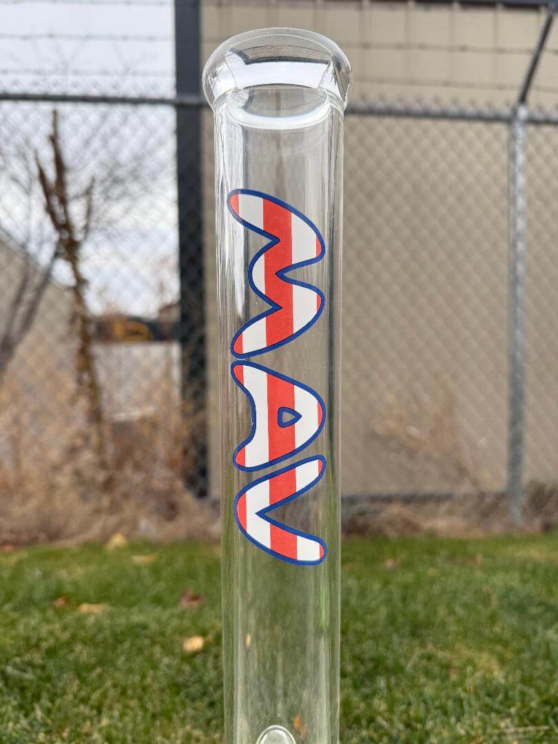 MAV Glass "18 Beaker 14mm 45° - American Flag design on transparent borosilicate glass tube.