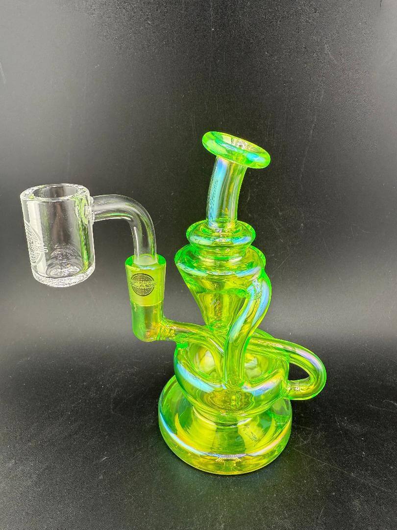 On Point Glass Recycler 10mm 90° - Kit 6 in electric green with quartz banger for smooth sessions.