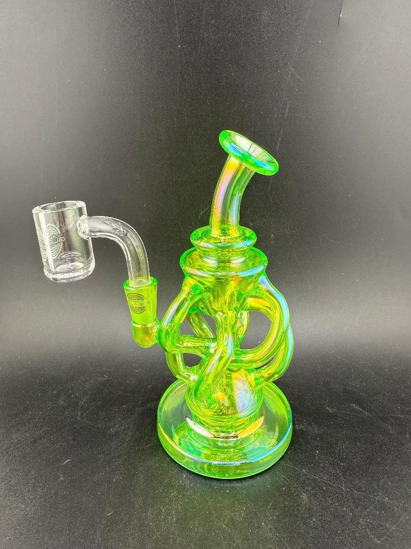 On Point Glass Recycler 10mm 90° - Kit 2 in electric green with quartz banger for optimal filtration.
