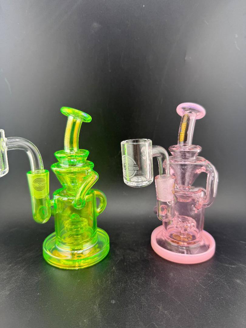 On Point Glass Recycler 10mm 90° - Kit 3 in green and pink, showcasing functional design and vibrant colors.