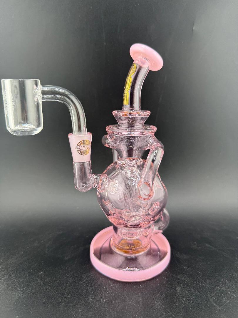 On Point Glass Recycler 10mm 90° - Kit 4 in pink with quartz banger for smooth sessions.