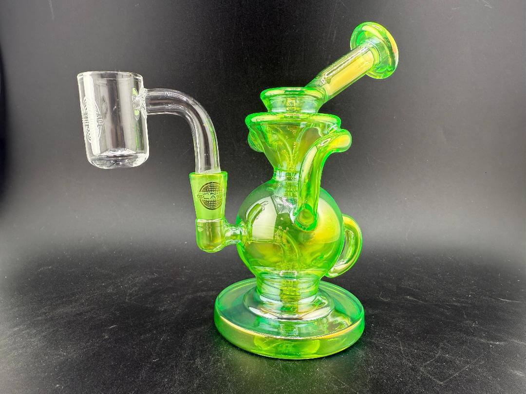 On Point Glass Recycler Rig 10mm 90° - Kit 1 in vibrant electric green with quartz banger for optimal filtration.