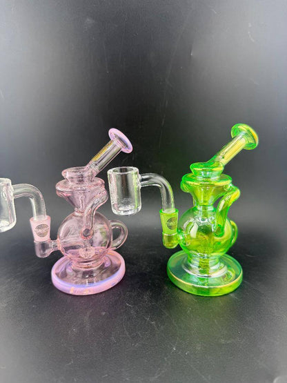 On Point Glass Recycler Rig 10mm 90° - Kit 1 in pink and green, featuring quartz banger for optimal filtration.