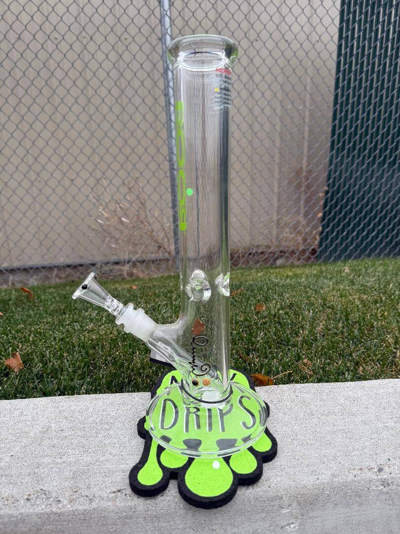 ROOR Glass 14" Straight 50 x 7mm Thick 14mm 45° - Green displayed on green base on grass.