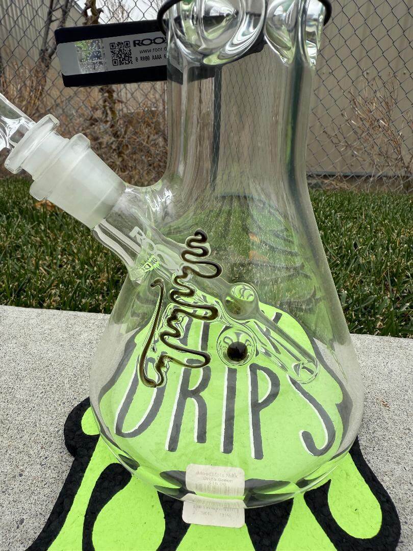 ROOR Glass 18" Beaker 50 x 7mm Thick 14mm 45° - Green displayed on a vibrant green mat.