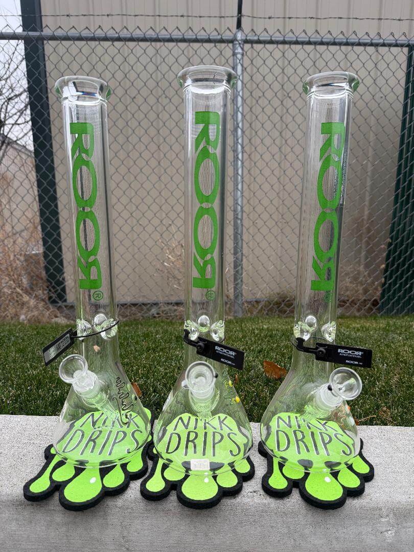 ROOR Glass 18" Beaker 50 x 7mm Thick 14mm 45° - Green on display outdoors