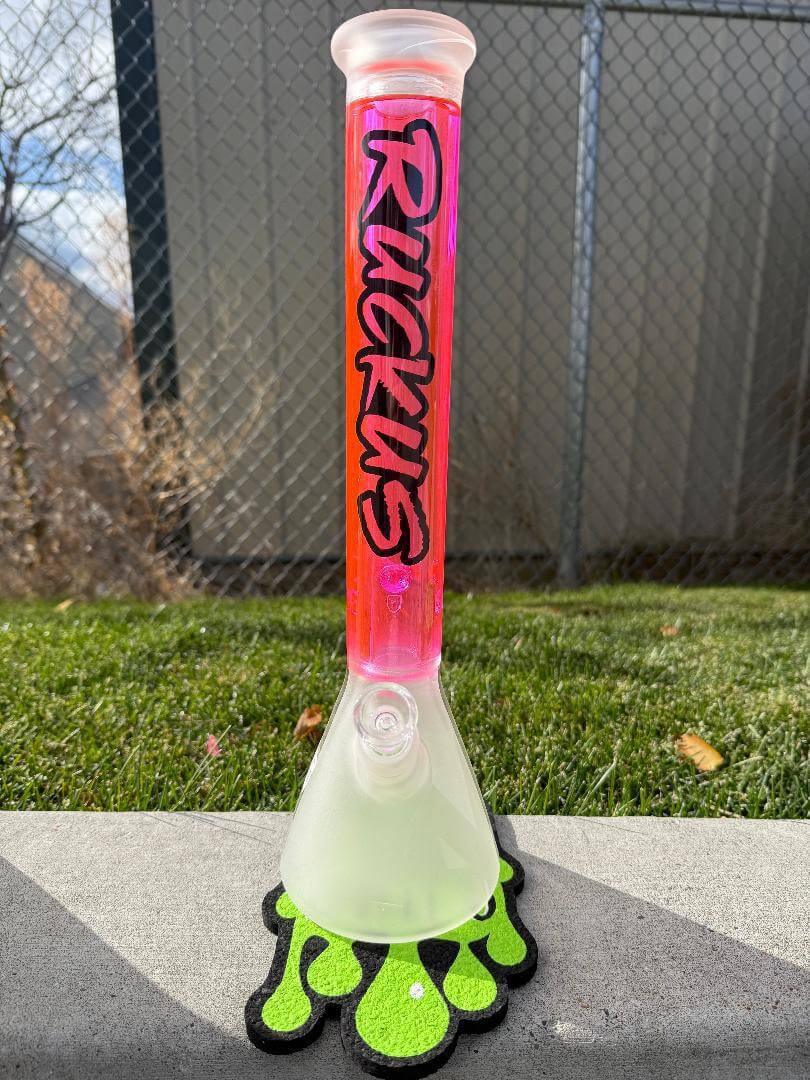 Ruckus Glass Glycerin Beaker 14mm 45° with pink neck and green base, ideal for smooth smoking sessions.