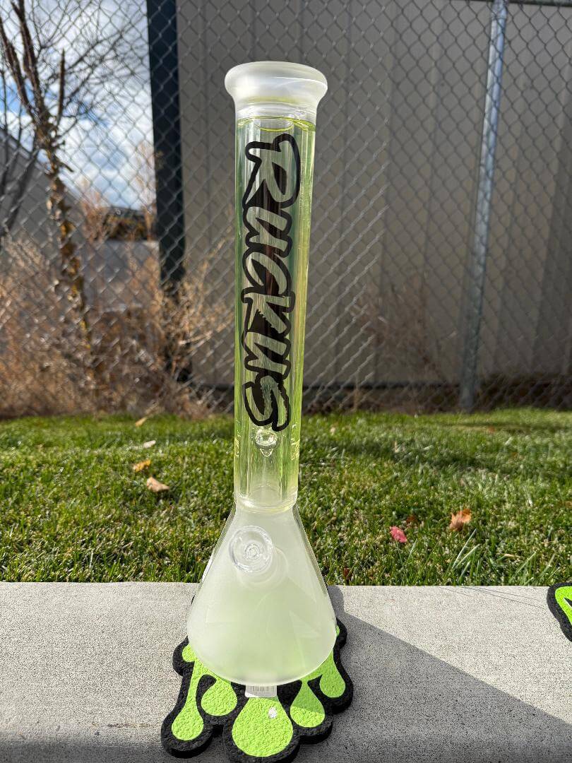 Ruckus Glass Glycerin Beaker 14mm 45° in vibrant green color with Ruckus logo displayed.