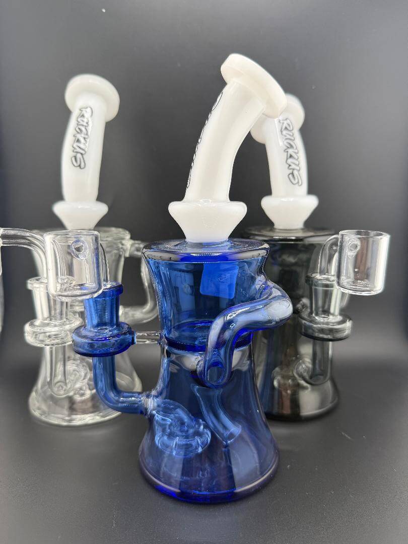 Ruckus Glass Incycler White Neck Colored Bottom 14mm 90° with blue color and sleek design.