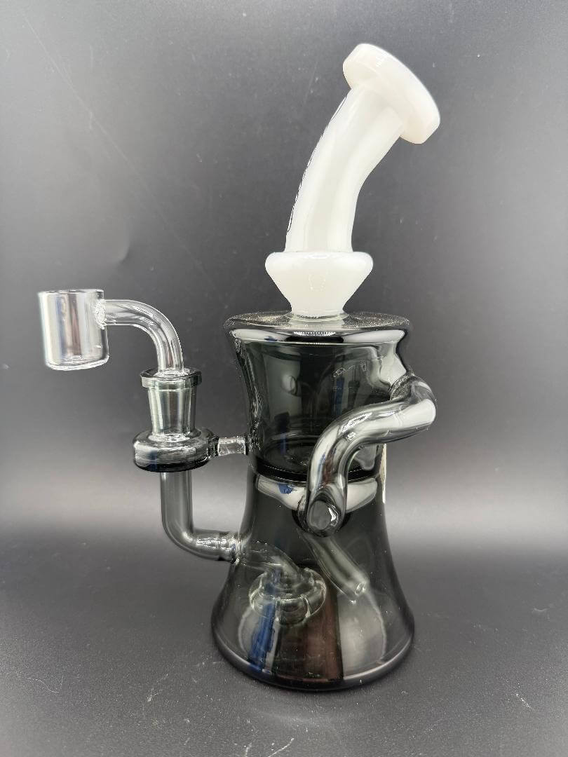 Ruckus Glass Incycler White Neck Colored Bottom 14mm 90° with sleek design and stylish colors for enhanced filtration.